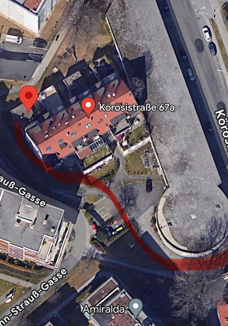 Satellitenbild mit rot eingezeichnetem Weg von der Körösistraße über die Einfahrt am Garagengebäude vorbei zur Praxis Körösistraße 67a