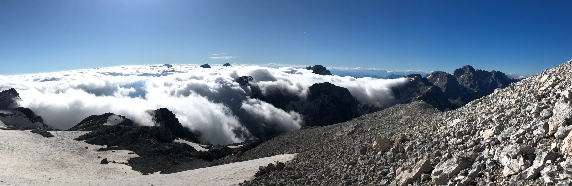 Berggipfel ragen aus einem Wolkenmeer — atmosphärische Aufnahme von Tanja