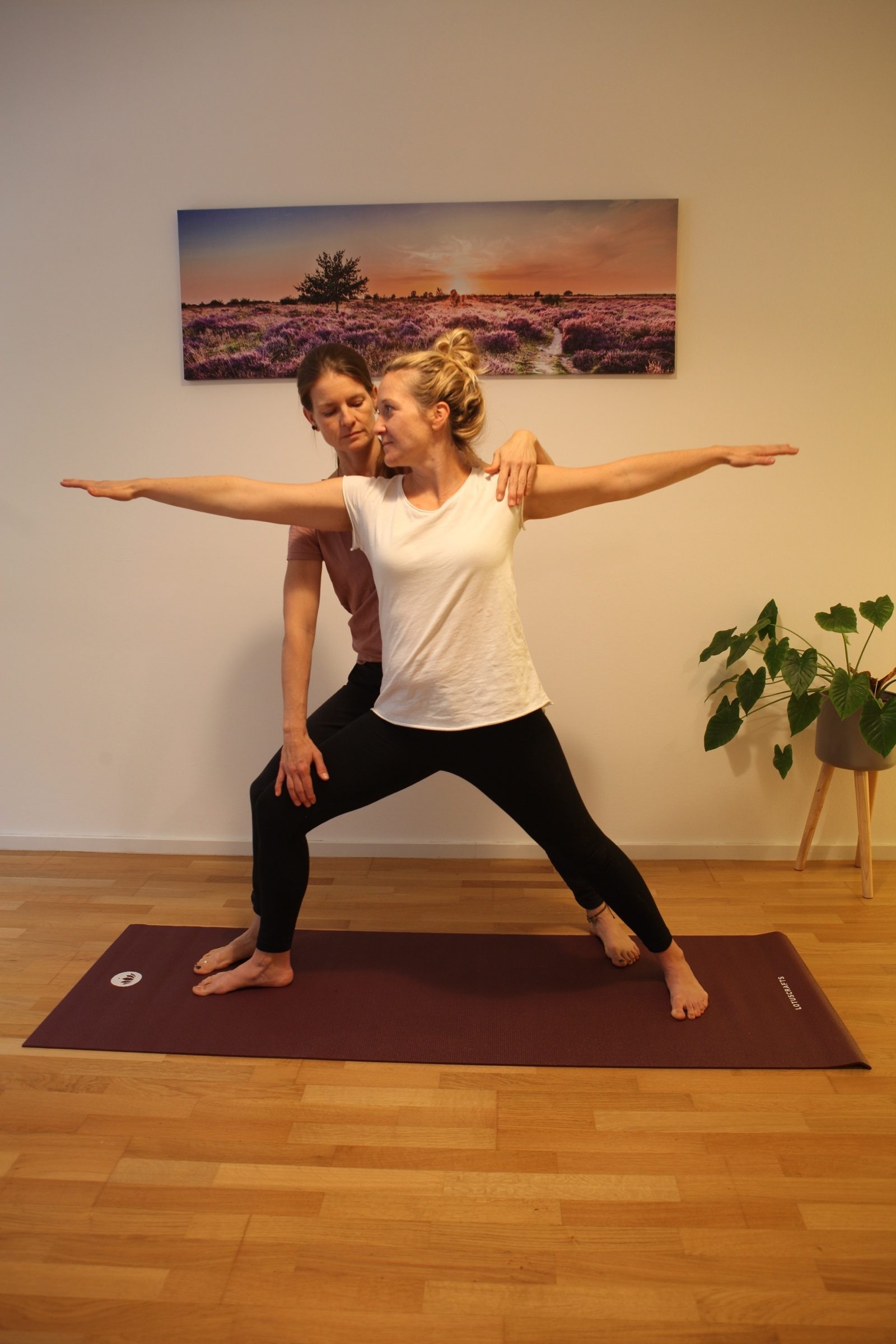 Einzelyoga in der Praxis — Tanja Töfferle begleitet eine Klientin in Virabhadrasana II