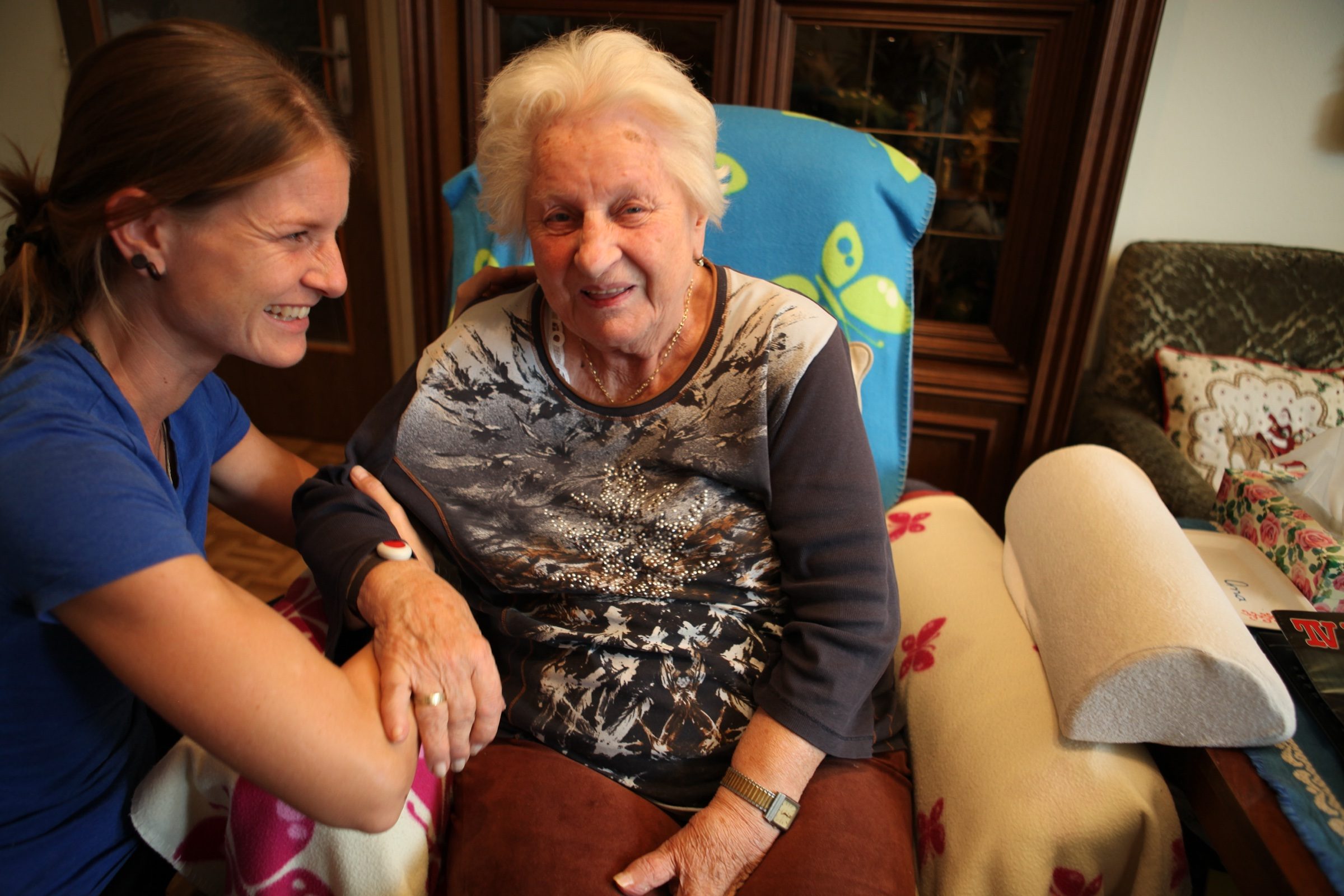Tanja Töfferle bei einem Hausbesuch — im Gespräch mit einer Seniorin in ihrer Wohnung in Graz