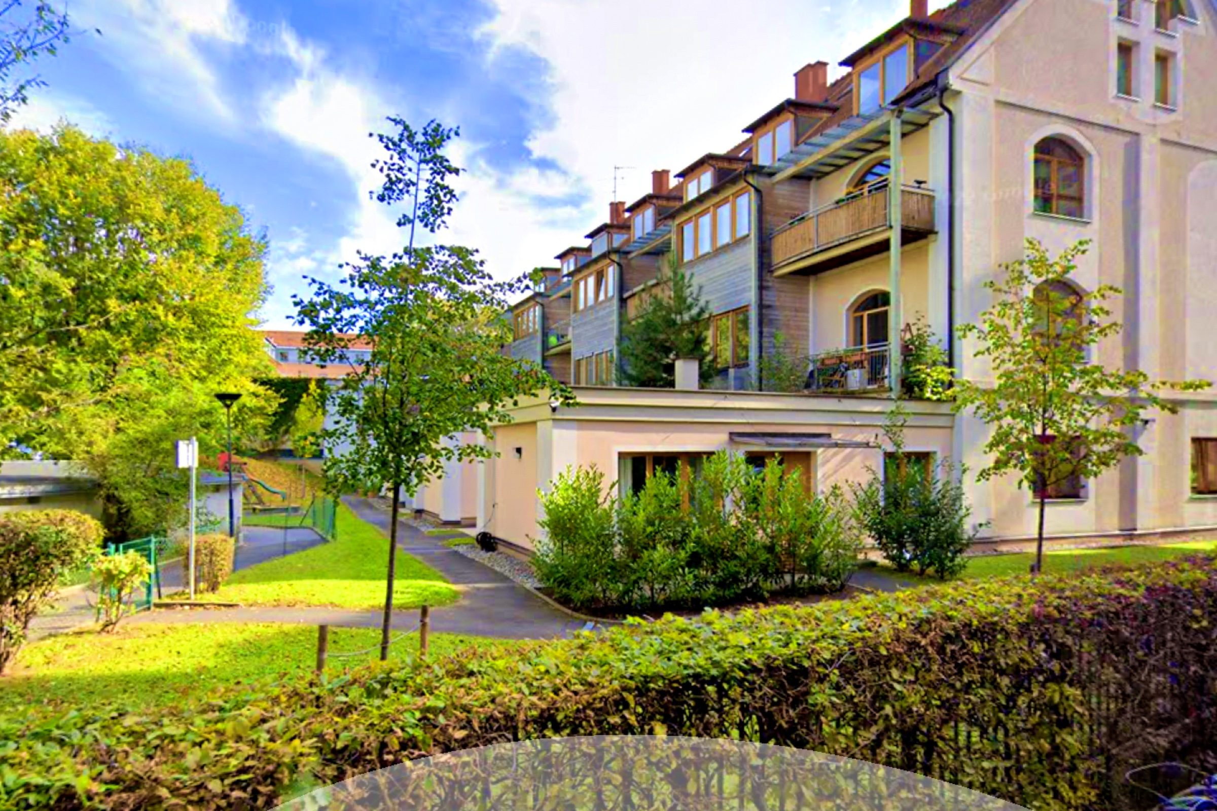 Das Haus Körösistraße 67a in Graz — Eingang zur Praxis PhysioChi, mit Garten und Hecke