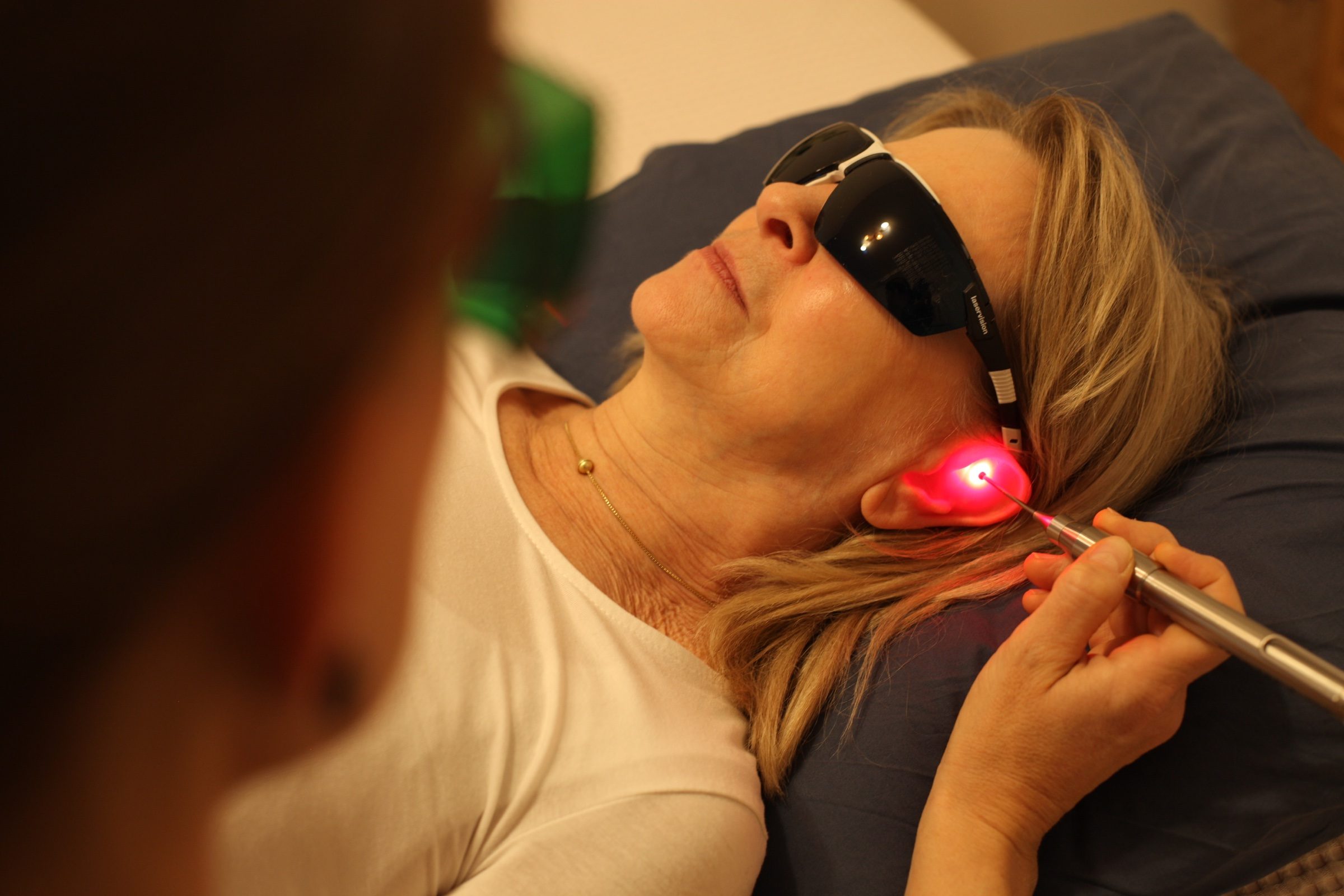 Softlaser-Behandlung — LABpen MED 100 wird auf einer Narbe angewendet