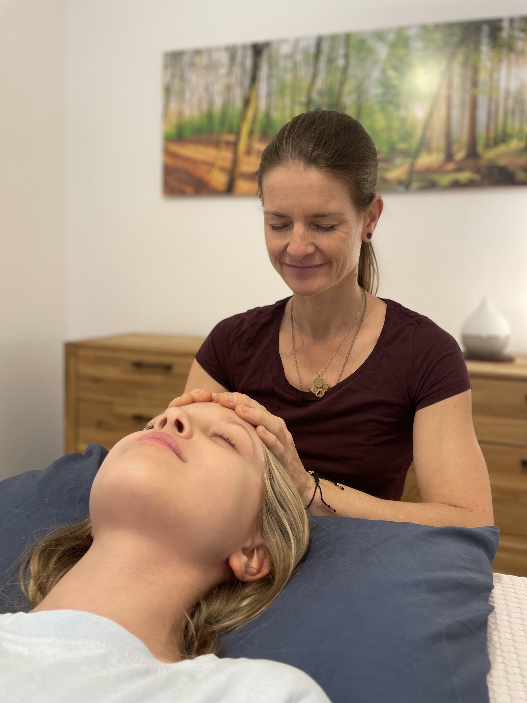 Craniosacrale Therapie — Tanja Töfferle behandelt eine Patientin am Kopf