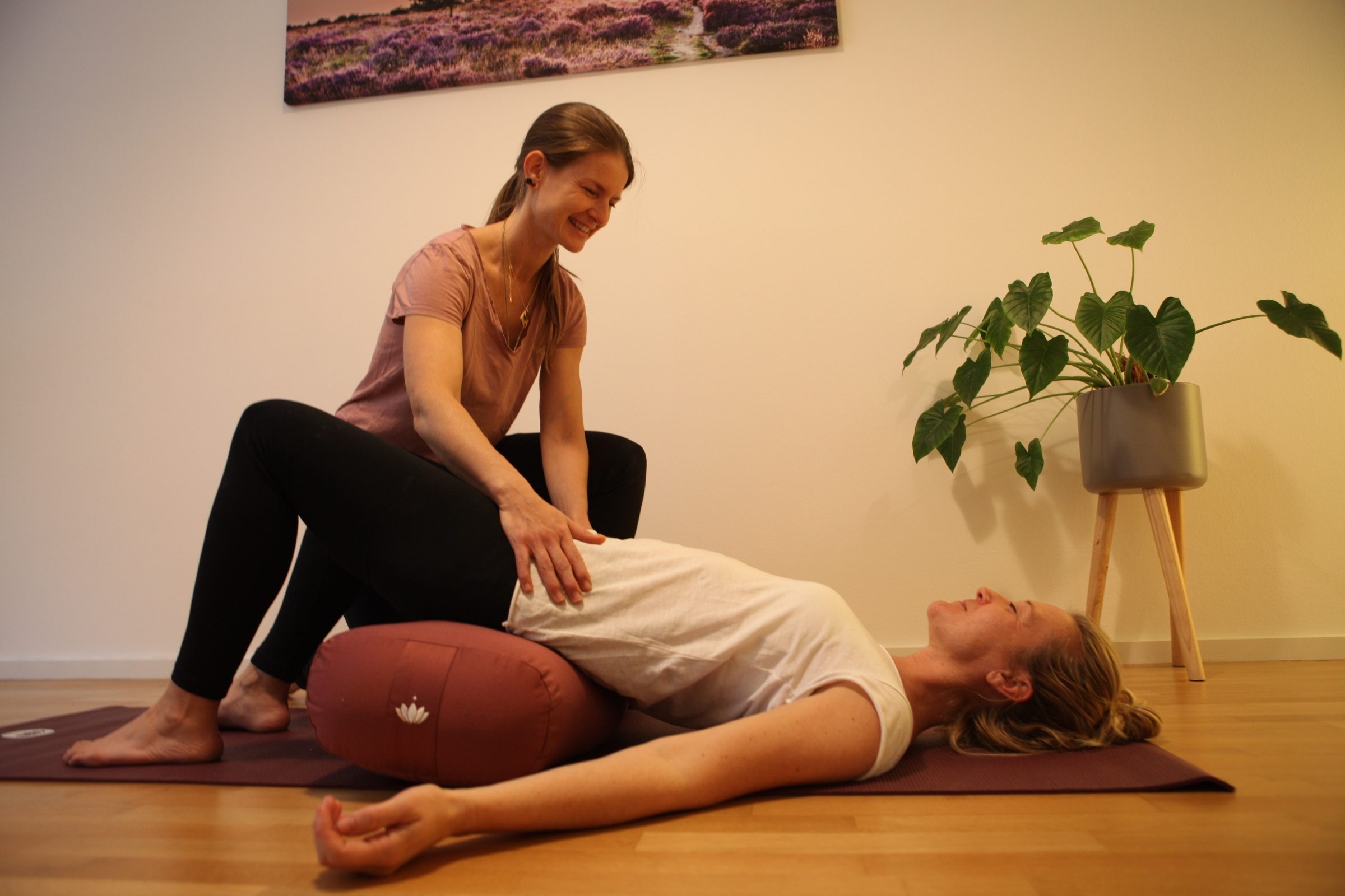 Nuad Thai Yoga Bodywork — Tanja Töfferle dehnt vorsichtig die Wirbelsäule einer Klientin in der Praxis