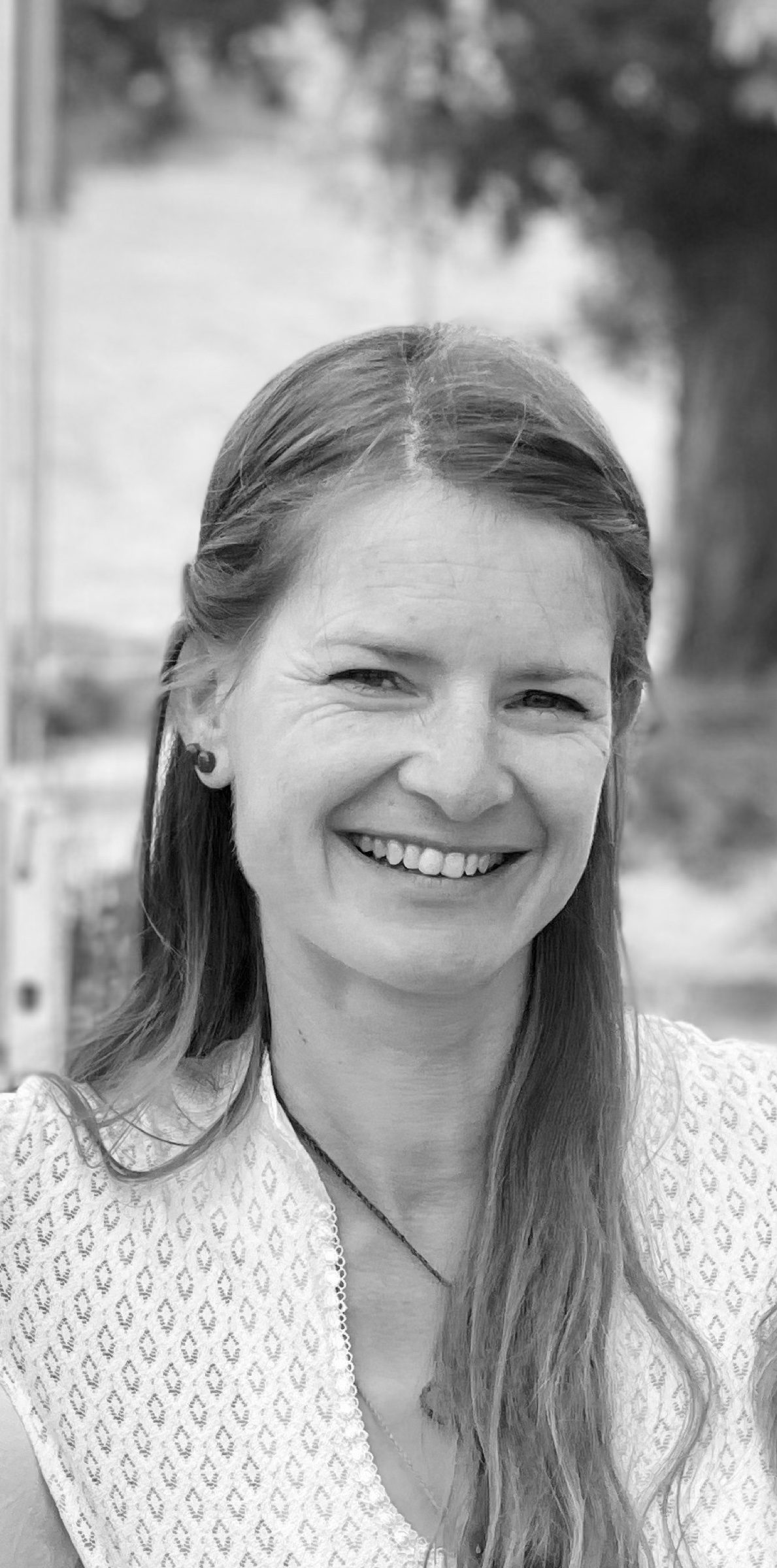 Tanja Töfferle, Physiotherapeutin in Graz, lächelnd im Freien